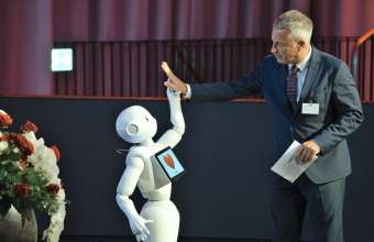 Reto Lipp und Roboter Pepper