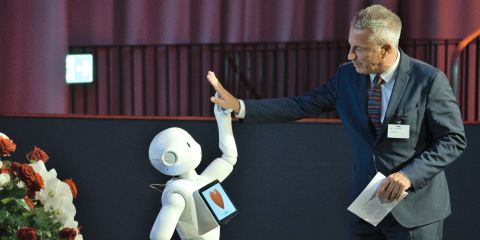 Reto Lipp und Roboter Pepper