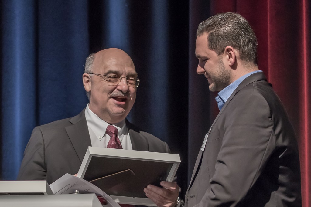 Georg Staub und Gianni Parisi bei der Zertifikatsübergabe. Georg Staub und Gianni Parisi bei der Zertifikatsübergabe.